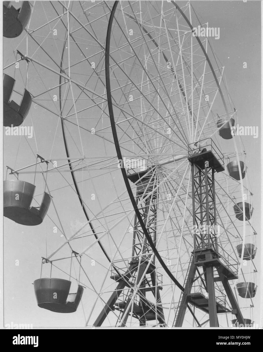 Ruota panoramica Ferris ispezione, RNA Fiera, luglio 1972. Il Affari industriali reparto aveva la responsabilità per la ispezione di Ferris ruote per la sicurezza. Questo viene ispezionata prima della Ekka. Foto Stock