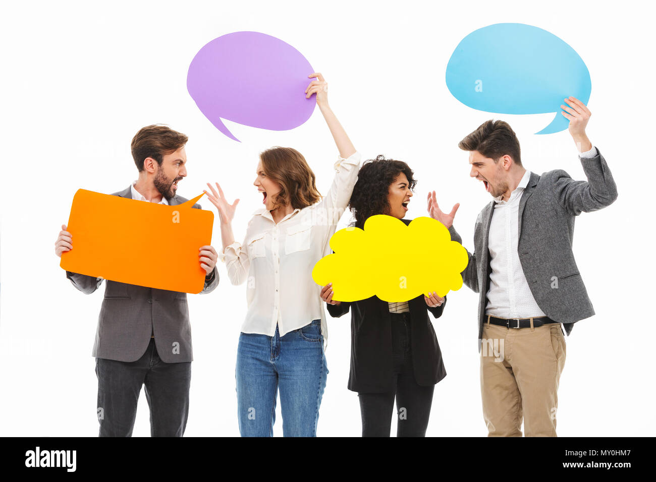 Ritratto di un gruppo di angry multirazziale business persone azienda vuoto fumetti isolate su sfondo bianco Foto Stock