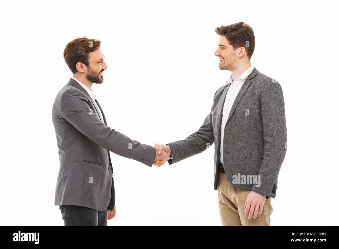 Ritratto di due business soddisfatti gli uomini stringono le mani isolate su sfondo bianco Foto Stock