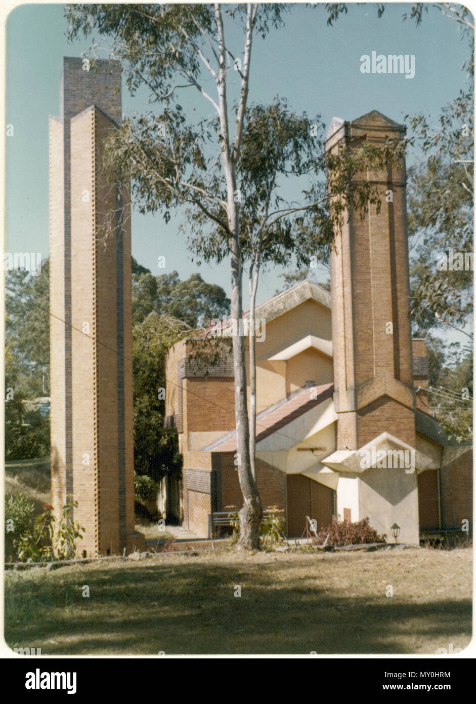 Ex inceneritore a riverbero a Ipswich, progettato da Walter Burley Griffin,. L'inceneritore a riverbero fu costruito in Ipswich nel 1936. Esso fu progettato dall'architetto Walter Burley Griffin. Incenerimento di rifiuti è stata soppressa nel 1960 e il Consiglio ritiene demolire l'edificio nel 1965. Nel 1969 l'edificio è stato convertito in un 80 seat teatro dal Consiglio delle arti. La Ipswich Piccolo Teatro ha assunto il contratto di locazione nel 1974. L'edificio è stato elencato sul patrimonio del Queensland Registerid=600596 ) il 21 ottobre 1992. L'ex inceneritore è solo uno dei sei esempi sopravvissuti di tw Foto Stock