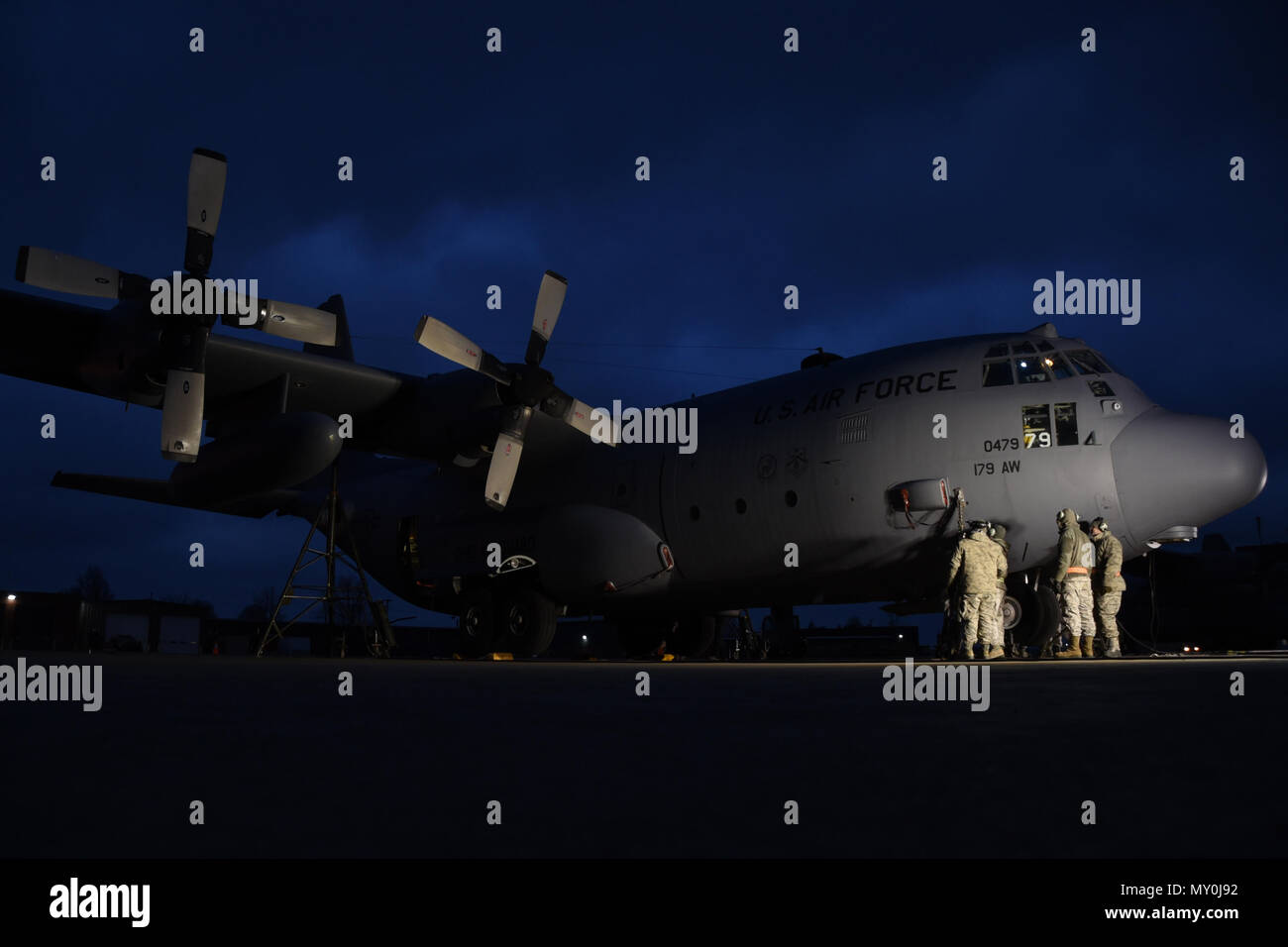 Membri della 179th Airlift Wing gruppo Manutenzione ispezionare l'atterraggio sistema di ritrazione di un C-130H Hercules mediante un collettore per il sollevamento con martinetto per sollevare il velivolo da terra dic. 29, 2016 sul flightline presso il 179th Airlift Wing, Mansfield, Ohio. Il 179th Airlift Wing è sempre su una missione di essere la prima scelta per rispondere alle comunità, lo Stato federale e le missioni con un trusted team altamente qualificato avieri. (U.S. Air National Guard foto di Airman Megan Pastore/rilasciato) Foto Stock