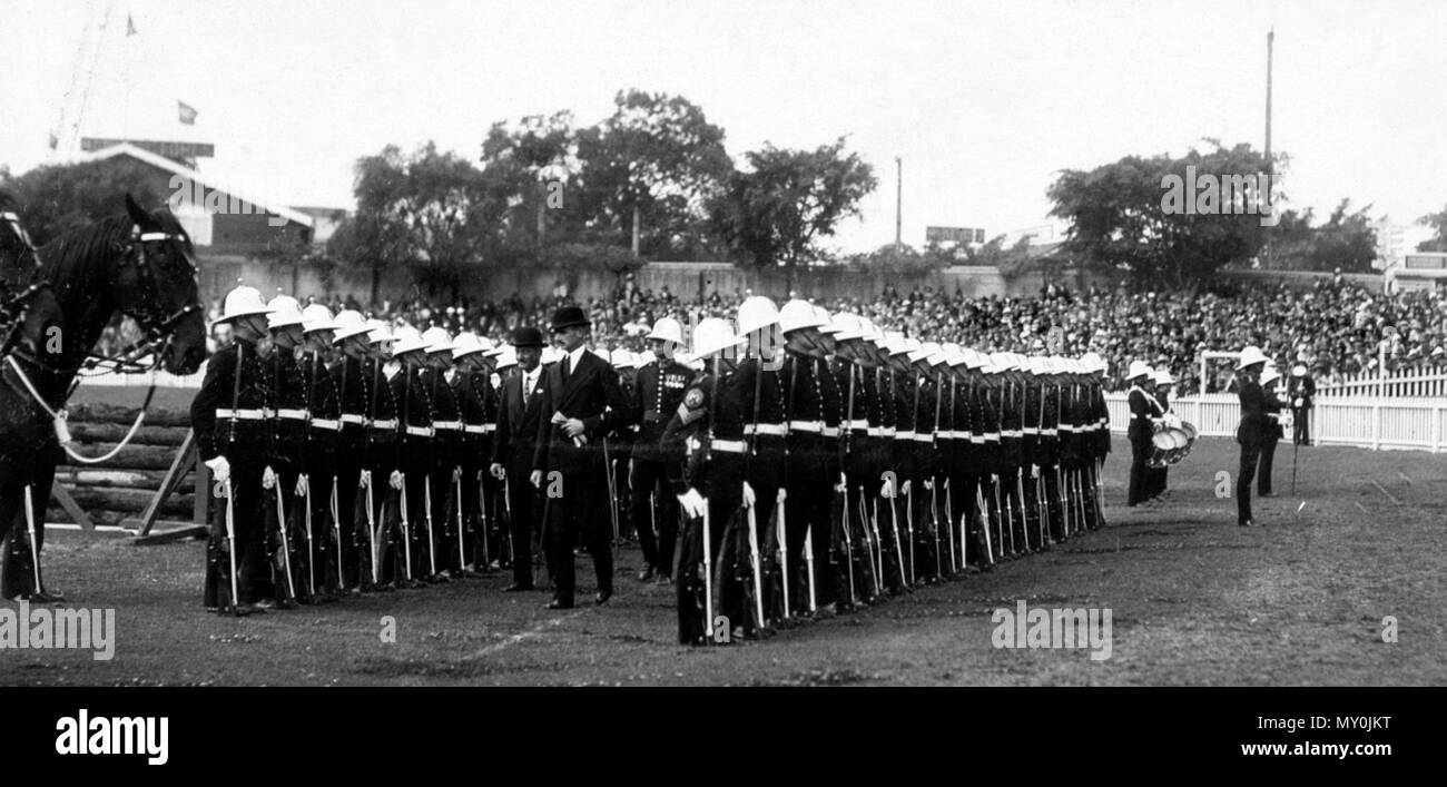 Governatore del Queensland Sir Leslie Wilson ispezionando la guardia d'onore. Queensland volte 22 agosto 1935 il governatore della guardia 117423071 ) l'interesse del Governatore (Sir Leslie Wilson) nel suo vecchio reggimento - Royal Marines - è stato mostrato ieri, quando i Marines da H.M.S. Sussex provvisto della guardia d'onore alla Mostra in occasione dell'apertura ufficiale. Immediatamente egli discese dalla vettura Vice-Regal Sir Leslie ha fatto il suo modo al pubblico ufficiale della guardia, scosse le mani calorosamente, e si è congratulato con lui per la comparsa di uomini. Successivamente ha camminato tra i ranghi e, noticin Foto Stock