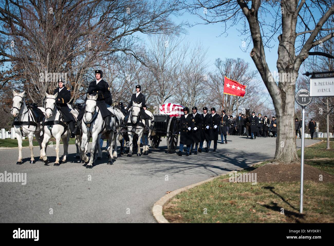 Un silenzio corteo per Ret. Gen. Robert cono, marche attraverso il Cimitero Nazionale di Arlington, Dicembre 9, 2016 in Arlington, Virginia il cassettone plotone e cavalli hanno l'onore di portare un compagno per la loro ultima corsa per il Cimitero Nazionale di Arlington, dove potranno riposare in pace con gli altri onorato morto. (U.S. Foto dell'esercito da Staff Sgt. Terrance D. Rodi) Foto Stock