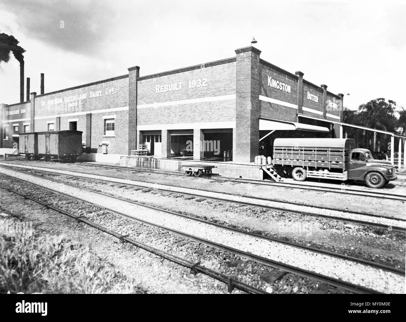 Kingston burro Fabbrica, Gennaio 1952. La produzione di latte è stata una delle principali industrie in questa zona intorno alla fine del secolo. Il burro originale di fabbrica era una struttura in legno costruita nel 1906 e ricostruita in laterizio in 1932. Da questo momento la fabbrica è stata la produzione di 40 - 50 tonnellate di burro a settimana. L'azienda lattiero-casearia Peters ha assunto la fabbrica nel 1958 e diversificata nella produzione di latte, cottage e panettiere formaggio. La fabbrica chiuse nel 1983. La costruzione è stata poi acquisita da Logan City Council e convertito in un centro comunitario come un bicentenario progetto nel 1988. Il palazzo ristrutturato e ora la casa Foto Stock