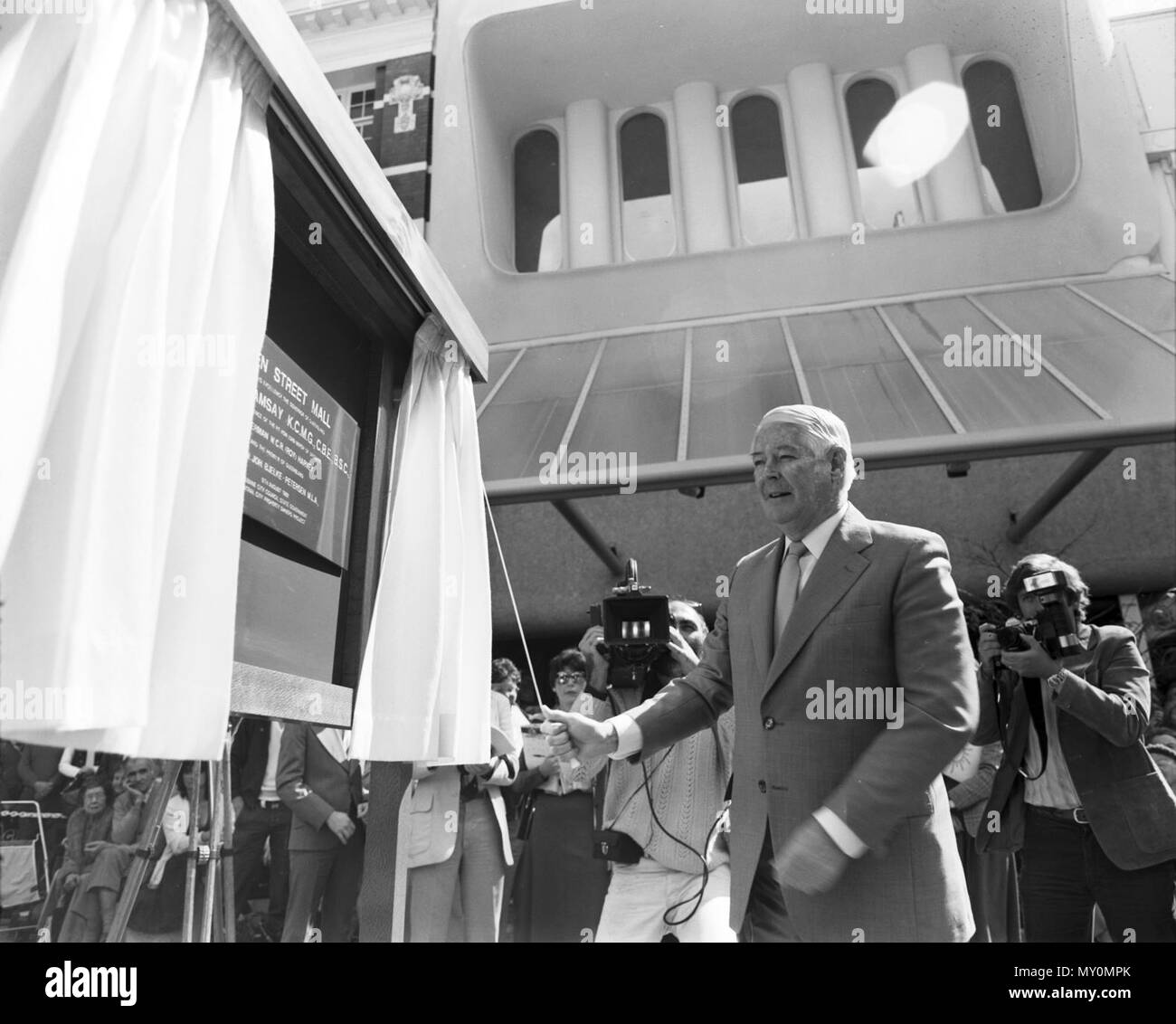 Apertura di Queen Street Mall, Brisbane, 9 agosto 1982. Governatore del Queensland Sir James Ramsay apertura Queen Street Mall. Foto Stock