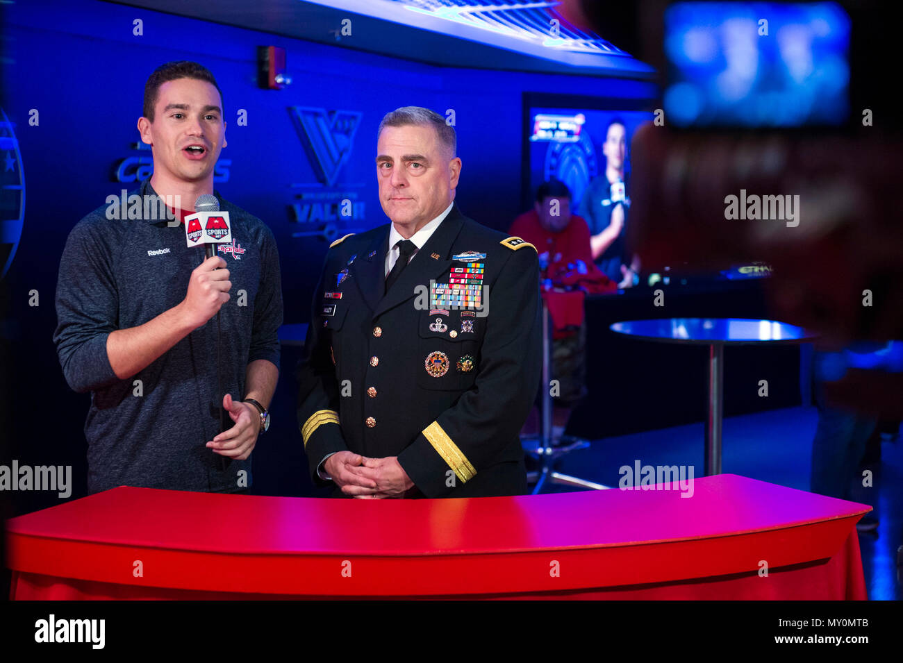 Stati Uniti Capo di Stato Maggiore dell Esercito gen. Mark A. Milley durante un colloquio prima di un National Hockey League tra capitali di Washington e getti di Winnipeg in Washington D.C., nov. 3, 2016. Milley rappresentava la U.S. Esercito per la capitale dell'esercito di apprezzamento di notte. (U.S. Esercito foto di Sgt. 1. Classe Chuck onere) Foto Stock