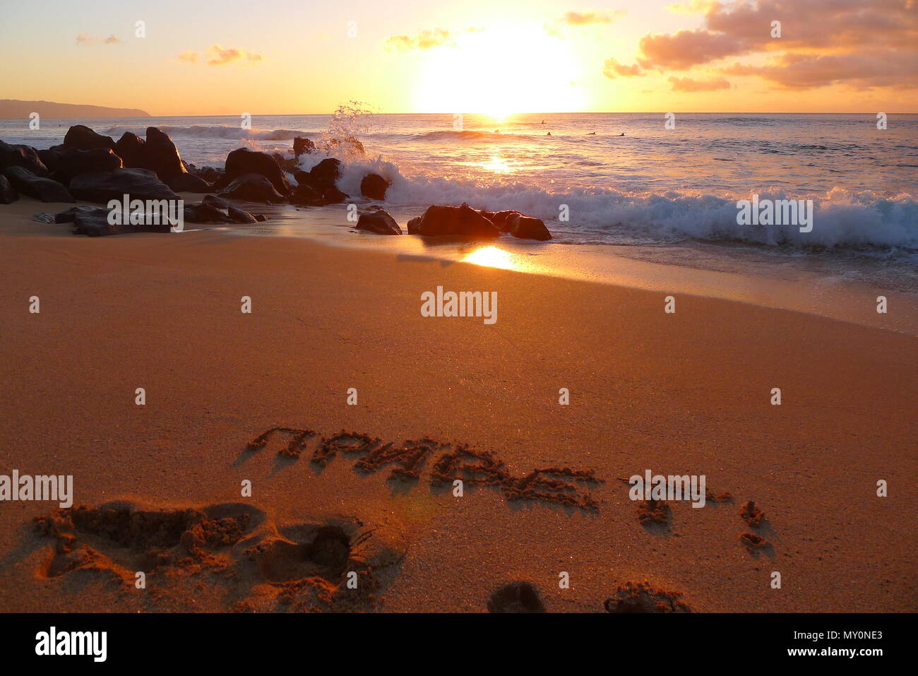 Spiaggia di Hawaii con il messaggio di saluto in lettere in russo nella sabbia Foto Stock