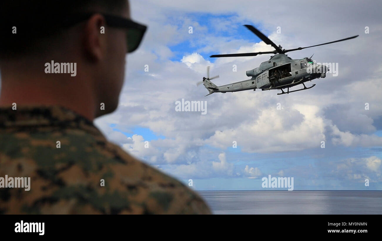Marines con forza il plotone di ricognizione, 31 Marine Expeditionary Unit, cerchio USS Ashland (LSD 48) in un MH-60S Sea Hawk elicottero durante una visita, scheda, ricerca e sequestro lo scenario di addestramento nell'Oceano Pacifico, 15 giugno 2017. Il trentunesimo MEU partner con la marina militare del squadrone anfibio 11 per formare il componente anfibio del Bonhomme Richard Expeditionary Strike gruppo. Il trentunesimo MEU e PHIBRON 11 si combinano per fornire una coesa verde-blu del team in grado di compiere una varietà di missioni in tutta la Indo-Asia-regione del Pacifico. (U.S. Marine Corps photo by Lance Cpl. Luka L. Weisenberger/ Foto Stock