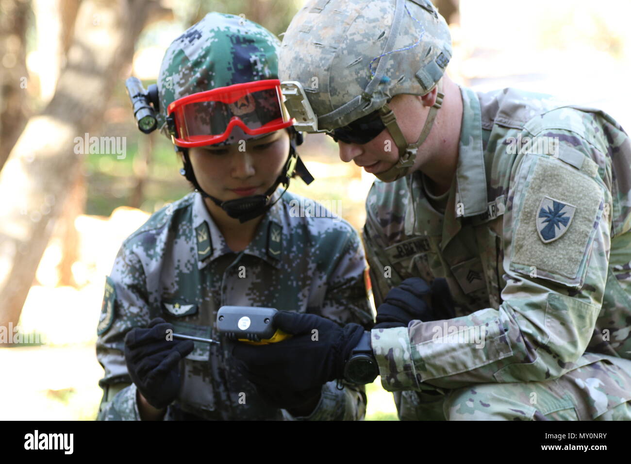 Soldati dal 8 Theatre Supporto comando, U.S. Esercito e pacifico Popolo della Esercito di Liberazione supportano operazioni di soccorso durante gli Stati Uniti-Cina disastro per la gestione di Exchange 2016, 17 novembre in Kunming, nella provincia dello Yunnan, Repubblica Popolare Cinese. L annuale esercito degli Stati Uniti del Pacifico (USARPAC) la cooperazione in materia di sicurezza evento con l'Esercito di Liberazione del Popolo (PLA) è un opportunità per condividere l'assistenza umanitaria/ Disaster Relief lezioni apprese dal mondo reale eventi e migliorare gli Stati Uniti e il disastro cinese di funzionalità di gestione. Il 2017 U.S. - La Cina la gestione del disastro scambio avviene f Foto Stock