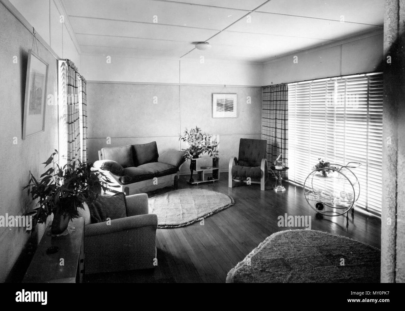 Alloggiamento del Queensland, della commissione interna della casa a Moorooka, Agosto 1949. Il Courier-Mail 26 gennaio 1946 la terra per 44 Case 50255070 ) Approvazione esecutiva è stata data alla Commissione di alloggiamento di acquistare 4 acri uno rood 14 posatoi di terra alla Strada del riso. Moorooka, e 3 acri uno rood 24 posatoi a Orchid. Elkhorn e Staghorn strade, Enoggera, per scopi di alloggiamento. Esso è destinato alla costruzione di 24 case Moorooka it e 20 a Enoggera. Foto Stock