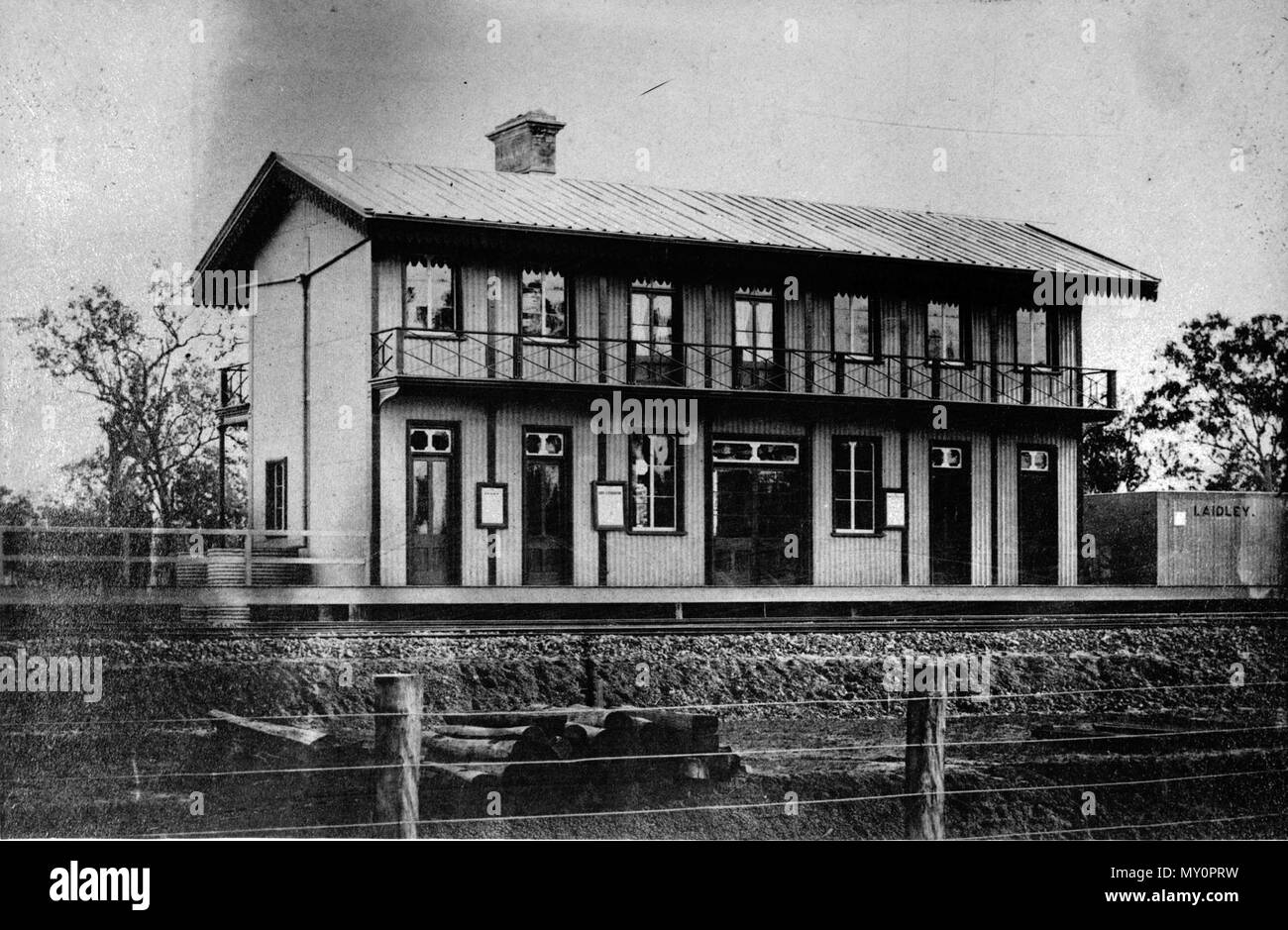 Stazione ferroviaria, Laidley. Laidley è una cittadina rurale 65 km ad ovest dal centro di Brisbane. La città è stata analizzata in 1858 in corrispondenza di un luogo di sosta sulla strada da Ipswich di Toowoomba. Named Laidley, la città ha dimostrato di essere mal posizionato quando la linea ferroviaria aperto nel 1866, come attività spostato verso la stazione ferroviaria. "Nuova" Laidley ha superato il vecchio Laidley, dove i turisti potranno trovare ora un villaggio di pionieri. Laidley prosperò nei primi anni del Novecento. Come una città importante nel fiorente Lockyer Valley, uno del Queensland di maggior successo distretti agricoli, ha visto una notevole crescita e attività di sviluppo assortiti Foto Stock