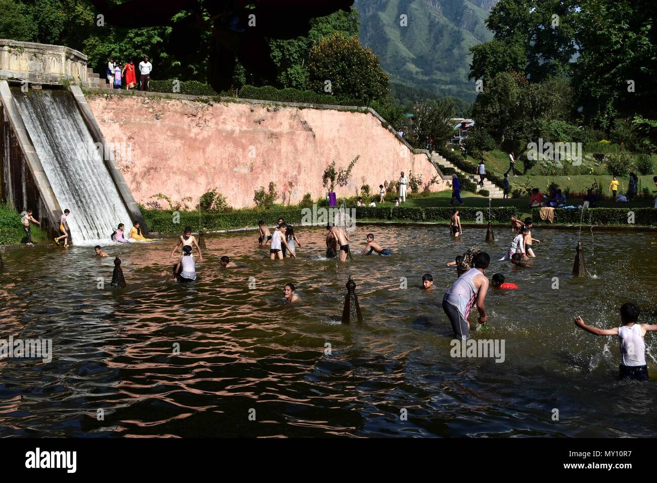 Bambini chiiling in acqua fredda come il livello del mercurio di mantenere l'aumento a Srinagar, Indiano Kashmir amministrato. L'onda di calore ha continuato a Srinagar città con mercurio soaring al di sopra di una temperatura normale e nessuna tregua immediata prevista mediante il servizio meteo. La temperatura massima nella città è stata registrata a 34,4 gradi Celsius, 8.1 tacche sopra il normale il lunedì. Foto Stock