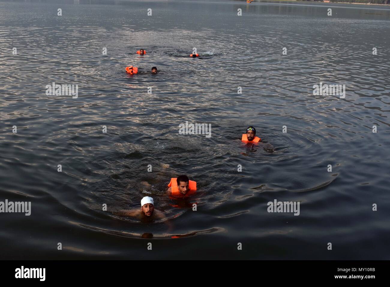 I ragazzi del Kashmir praticare nuoto in una famosa dal lago in una calda giornata estiva a Srinagar, Indiano Kashmir amministrato. L'onda di calore ha continuato a Srinagar città con mercurio soaring al di sopra di una temperatura normale e nessuna tregua immediata prevista mediante il servizio meteo. La temperatura massima nella città è stata registrata a 34,4 gradi Celsius, 8.1 tacche sopra il normale il lunedì. Foto Stock