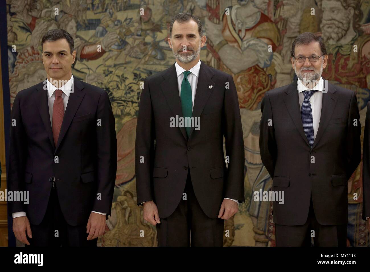 GRAF1620. MADRID, 02/06/2018.- GRAF1592. MADRID, 02/06/2018.- el nuevo Presidente del Gobierno, Pedro Sáhchez (MI), posa junto al rey Felipe y el expresidente del Ejecutivo Mariano Rajoy (d), tras el acto de toma de posesión de su cargo que ha tenido lugar hoy en el Palacio de la Zarzuela en el que la novedad ha sido que por primera vez en democracia, lo ha hecho ante la Constitución, pero peccato presencia de la Biblia y del crucifijo. EFE/Emilio Naranjo ***PISCINA*** Il leader del PSOE, Pedro Sanchez ha promesso oggi davanti al re la posizione del presidente del governo, in un atto in t Foto Stock