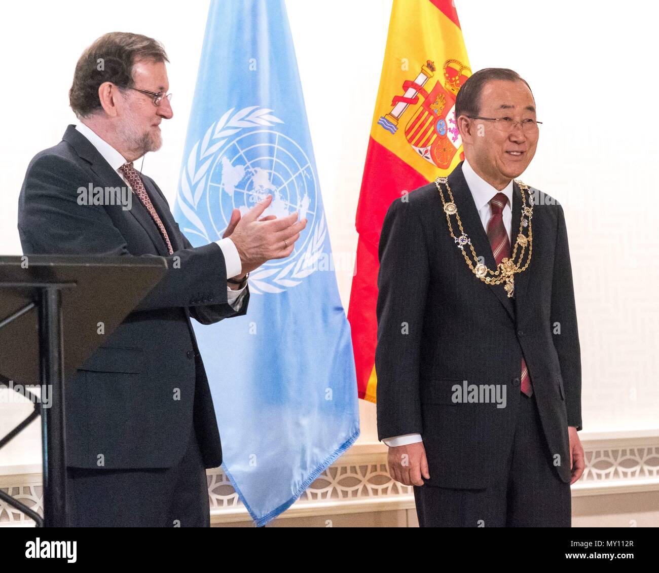 Il Primo Ministro spagnolo Mariano Rajoy (L) plaude al Segretario generale delle Nazioni Unite Ban Ki-moon condecorating dopo di lui con la spagnola ordine di merito civile durante una cerimonia presso la sede delle Nazioni Unite a New York il 20 dicembre 2016. L'ordine assegnato dal re di Spagna riconosce "la virtù civica di funzionari in servizio della nazione, come pure uno straordinario servizio da spagnoli e cittadini stranieri per il beneficio di Spagna". Foto di Enrique Shore Cordon Premere Mariano Rajoy abandona la presidencia del PP: 'Es Lo mejor para el PP, para España y para mí' Mariano Rajoy lascia la presi Foto Stock