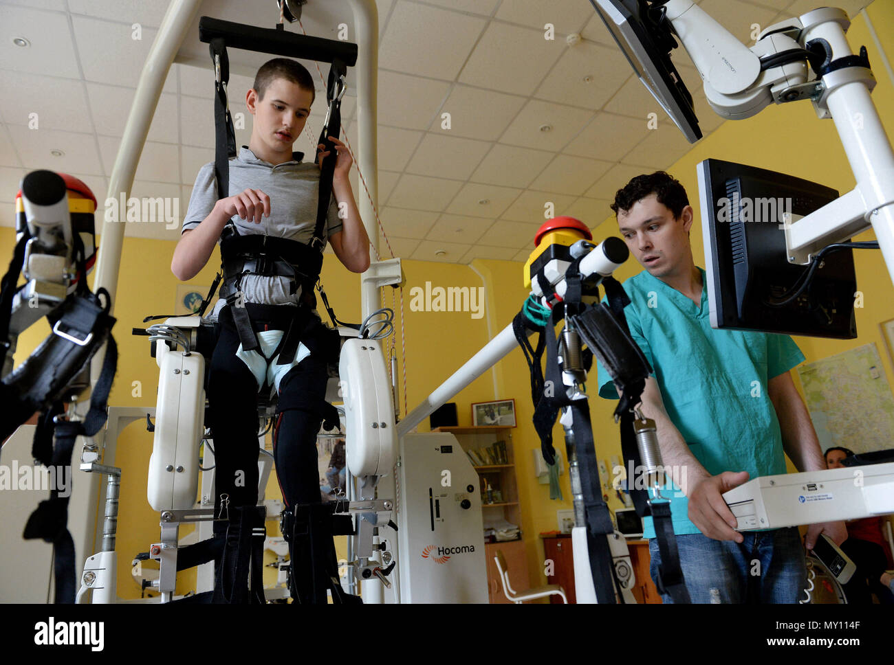 4 giugno 2018 - San Pietroburgo, Russia - Russia, San Pietroburgo, Giugno 4, 2018. Lo stato federale istituzione di bilancio ''ricerca per bambini Istituto Ortopedico chiamato dopo GI Turner.'' il trattamento e il recupero degli esercizi relativi al complesso robotico per ripristinare la funzione di estremità inferiori ''Lokomat' (credito Immagine: © Andrey Pronin via ZUMA filo) Foto Stock