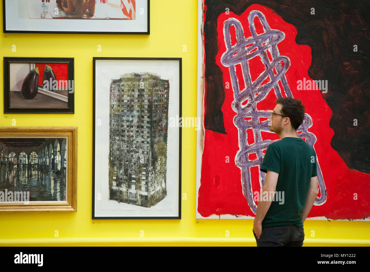 Burlington House, London, Regno Unito. Il 5 giugno, 2018. La Reale Accademia annuale della Fiera estiva festeggia il suo 250° anniversario. Per contrassegnare questa occasione memorabile, la mostra è coordinato da Grayson Perry RA, che con il suo comitato di altri artisti hanno handpicked oltre 1.300 opere in un array di supporti. Foto: (166) Cinque Grand, Luca Wade, £5000; (176) Reach Out (scaletta della serie), basilico Beattie RA, £20.000. Credito: Malcolm Park editoriale/Alamy Live News Foto Stock