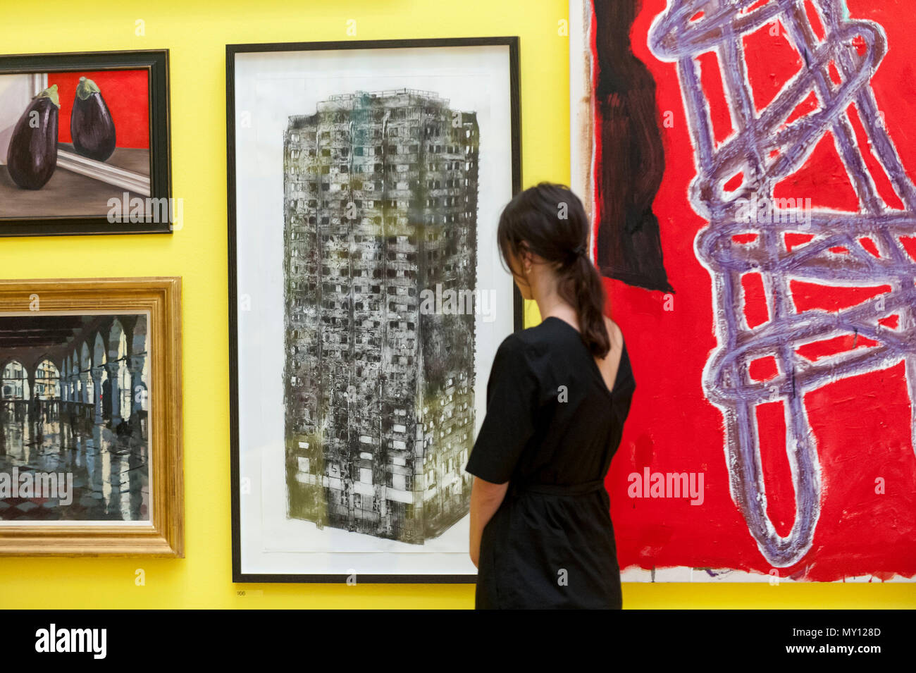 Londra, Regno Unito. Il 5 giugno 2018. Un membro del personale di opinioni (C) "Cinque Grand' da Luca Wade in anteprima di 250 Mostre estive presso la Royal Academy of Arts di Piccadilly, che è stato coordinato da Grayson Perry RA di quest'anno. In esecuzione simultaneamente, è il grande spettacolo, presenta il meglio del passato di 250 anni. Entrambi mostra run 12 Giugno al 19 agosto 2018. Credito: Stephen Chung / Alamy Live News Foto Stock