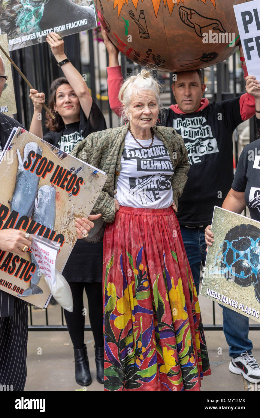 Londra, Regno Unito. 5 giugno 2018, Vivienne Westwood in anti fracking protesta a Downing Street Credit Ian Davidson/Alamy Live News Foto Stock