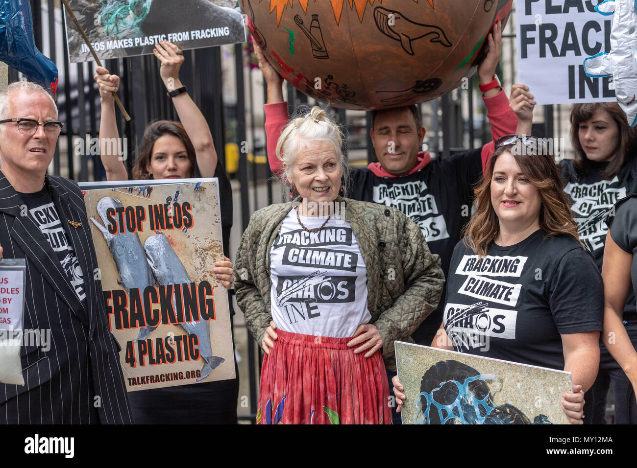 Londra, Regno Unito. 5 giugno 2018, Vivienne Westwood in anti fracking protesta a Downing Street Credit Ian Davidson/Alamy Live News Foto Stock