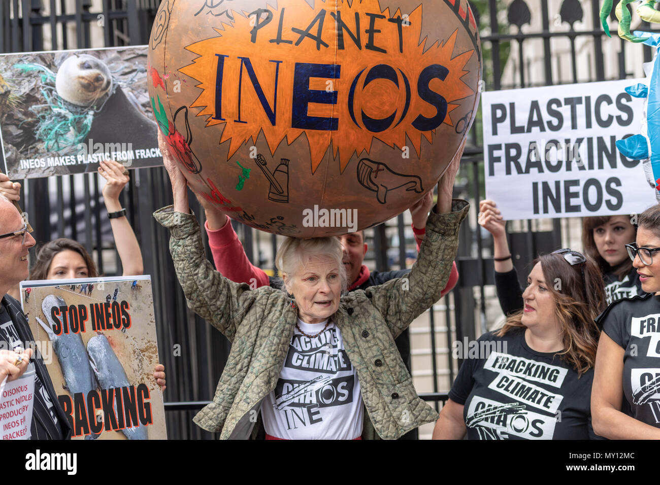 Londra, Regno Unito. 5 giugno 2018, Vivienne Westwood in anti fracking protesta a Downing Street Credit Ian Davidson/Alamy Live News Foto Stock