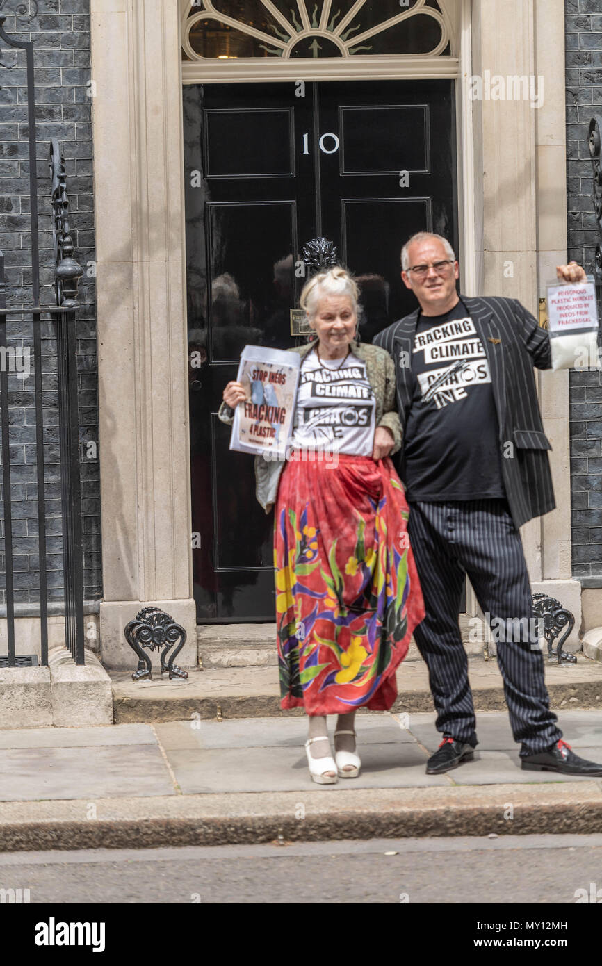 Londra, Regno Unito. 5 giugno 2018, Vivienne Westwood e suo figlio Giuseppe Corrèze in anti fracking protesta a Downing Street Credit Ian Davidson/Alamy Live News Foto Stock