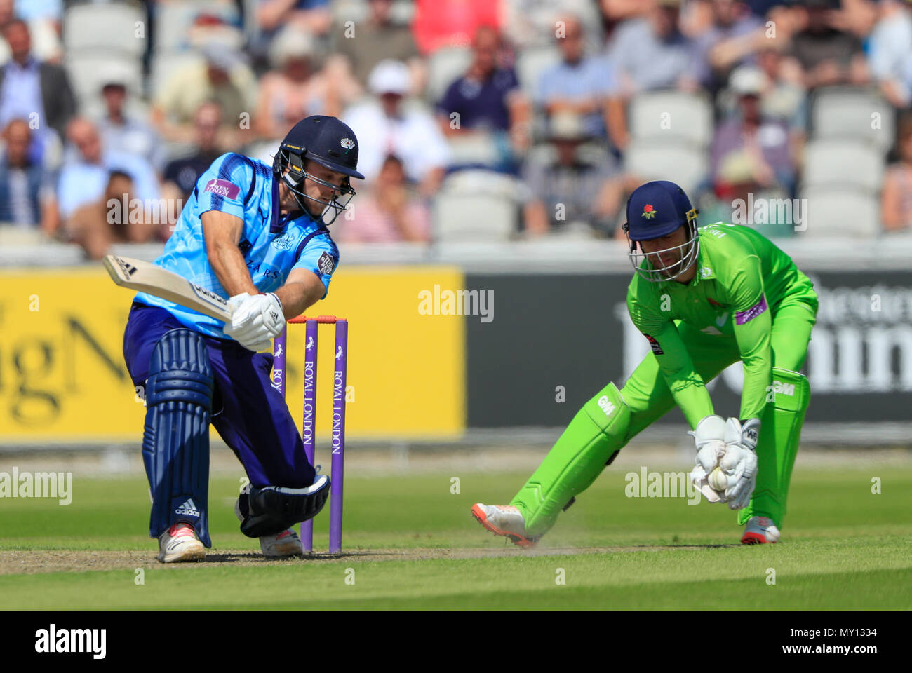 Emirates Old Trafford, Manchester, Regno Unito. 5 Giugno, 2018. Royal London un giorno Cup cricket, Lancashire versus Yorkshire Vichinghi; Wicketkeeper Dane Vilas del Lancashire afferra la palla ma non vi era alcuna toccare disattivato il bat di David Willey dello Yorkshire Credito: Azione Sport Plus/Alamy Live News Foto Stock