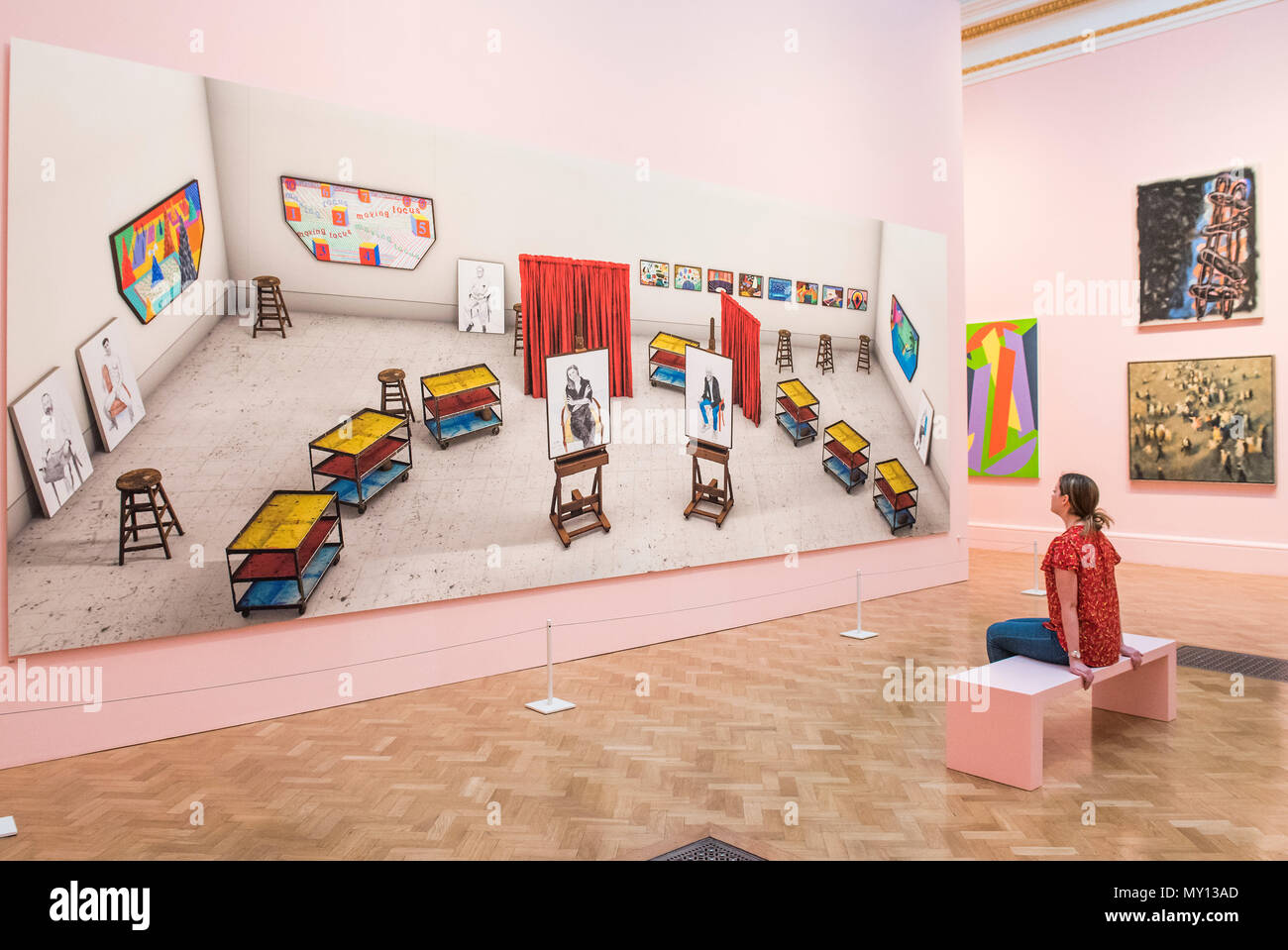 Londra, Regno Unito. 5° giu, 2018. Sette trollies, sei e mezzo di sgabelli, sei ritratti, undici dipinti e due tende da David Hockney - Royal Academy celebra il suo 250° Esposizione estiva e per contrassegnare questa occasione memorabile, la mostra è coordinato da Grayson Perry RA. Credito: Guy Bell/Alamy Live News Foto Stock