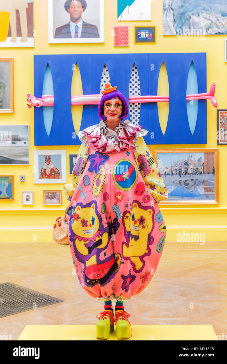 Londra, Regno Unito. 5° giu, 2018. Grayson Perry pone di fronte le opere da lui curata Royal Academy celebra il suo 250° Esposizione estiva e per contrassegnare questa occasione memorabile, la mostra è coordinato da Grayson Perry RA. Credito: Guy Bell/Alamy Live News Foto Stock