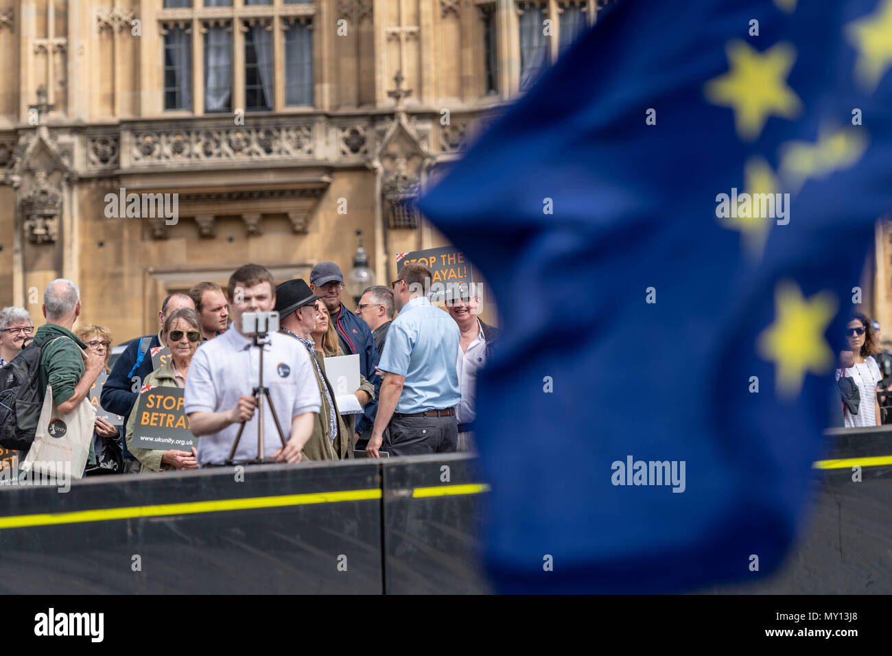 Londra 5 giugno 2018, Anti Brexit sostenitori terrà una manifestazione di protesta al di fuori della Camera dei Comuni e lo scambio di insulti con pro brexit sostenitori in tutto il Credito su strada Ian Davidson/Alamy live news Foto Stock