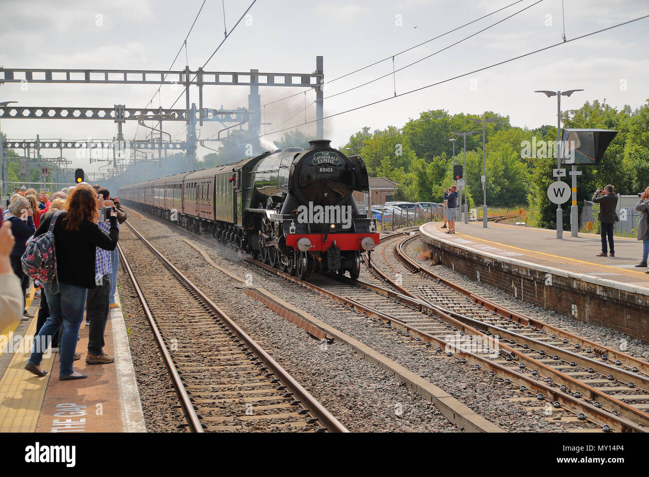 Twyford stazione, Berkshire, Regno Unito. 5 Giugno, 2018. Centinaia di persone hanno aspettato pazientemente per il Flying Scotsman treno sul suo modo dalla lettura a Paddington. Famiglie e trainspotters simili si erano riuniti per ottenere un assaggio della mitica linea treno sul suo modo di Londra. Credito: Uwe Deffner/Alamy Live News Foto Stock