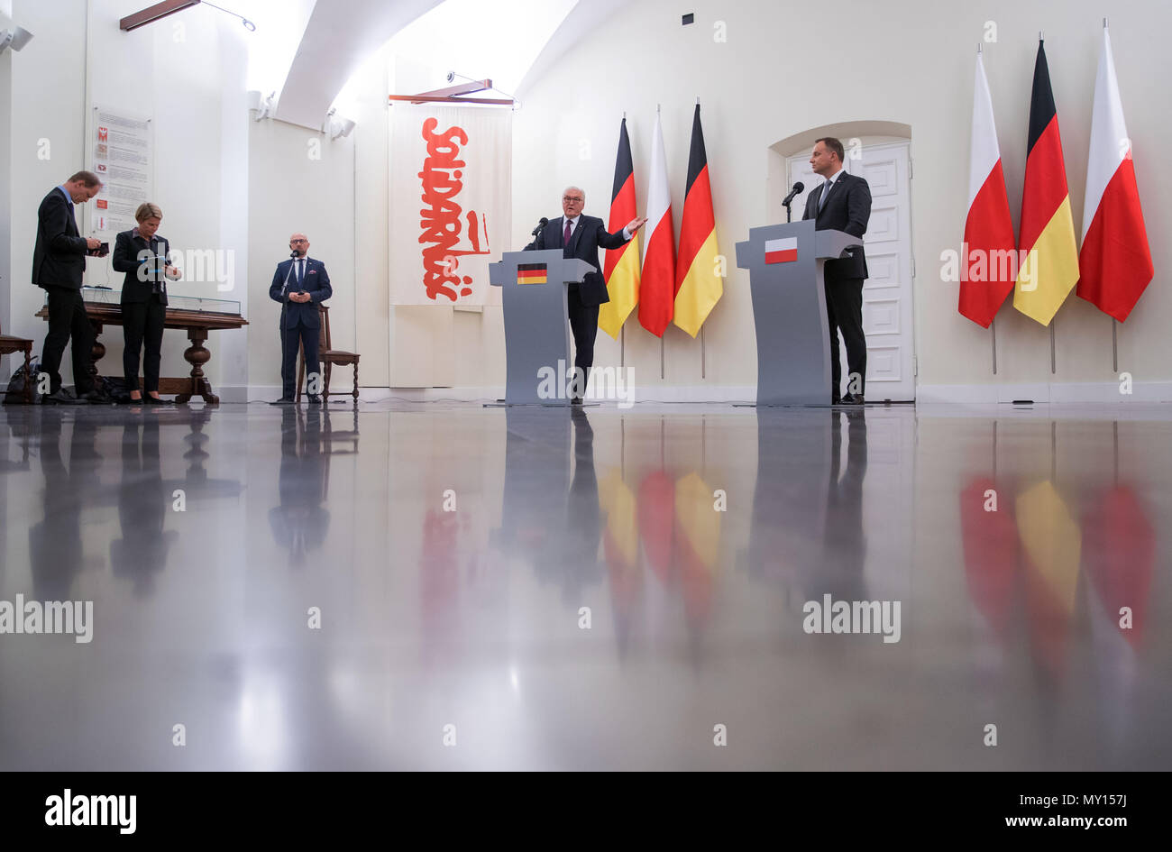 05 giugno 2018, Polonia Varsavia: Presidente tedesco Frank-Walter Steinmeier (L) e Andrzej Duda (R), Presidente della Polonia, rispondendo alle domande poste dai media nella sala delle bandiere nel corso di una conferenza stampa. I due giorni di viaggio da parte del Presidente Steinmeier ha come obiettivo il tema di una conferenza sul centesimo anniversario del restauro del polacco indipendenza. Foto: Jens Büttner/dpa-Zentralbild/dpa Foto Stock