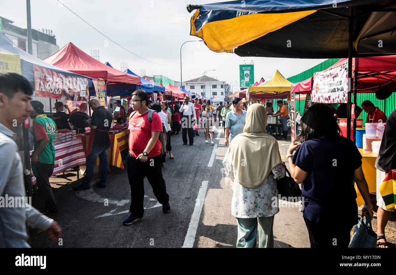 Kuala Lumpur, Malesia. 5 Giugno, 2018. Il Ramadan bazaar street food si rivolge al pubblico e i musulmani per rottura veloce al tramonto di Kuala Lumpur in Malesia a giugno 5th, 2018. Credito: Danny Chan/Alamy Live News Foto Stock