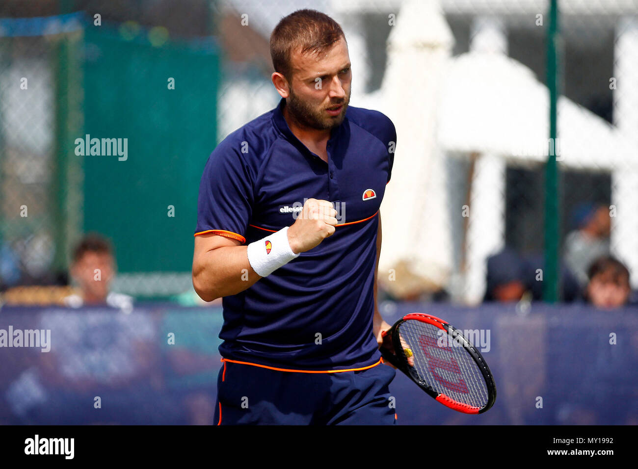 Surbiton Surrey, Regno Unito. 5° giu, 2018. Dan Evans di Gran Bretagna in azione contro Thomas Fabbiano (ITA). Fuzion 100 Surbiton Trophy 2018 tennis evento , il giorno 4 a Surbiton racket e fitness club a Surbiton Surrey, martedì 5 giugno 2018. Questa immagine può essere utilizzata solo per scopi editoriali. Solo uso editoriale, pic da Steffan Bowen/Andrew Orchard fotografia sportiva/Alamy Live news Foto Stock