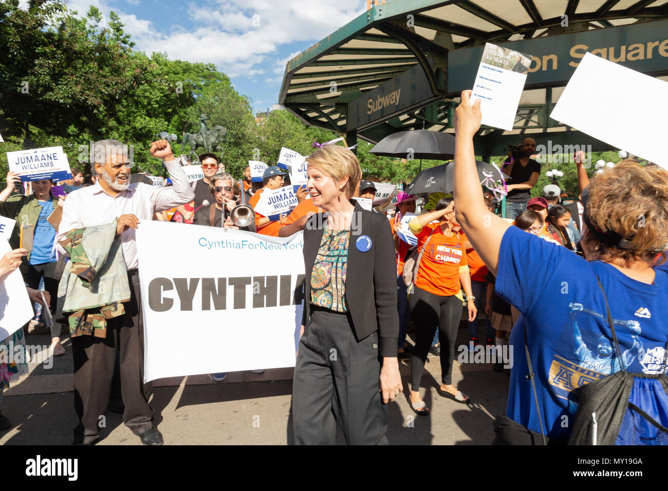 New York, Stati Uniti d'America - 5 Giugno 2018: Cynthia Nixon candidato per il governatore di New York assiste rally per ottenere nomi sul partito democratico scrutinio primario di Union Square Credit: lev radin/Alamy Live News Foto Stock