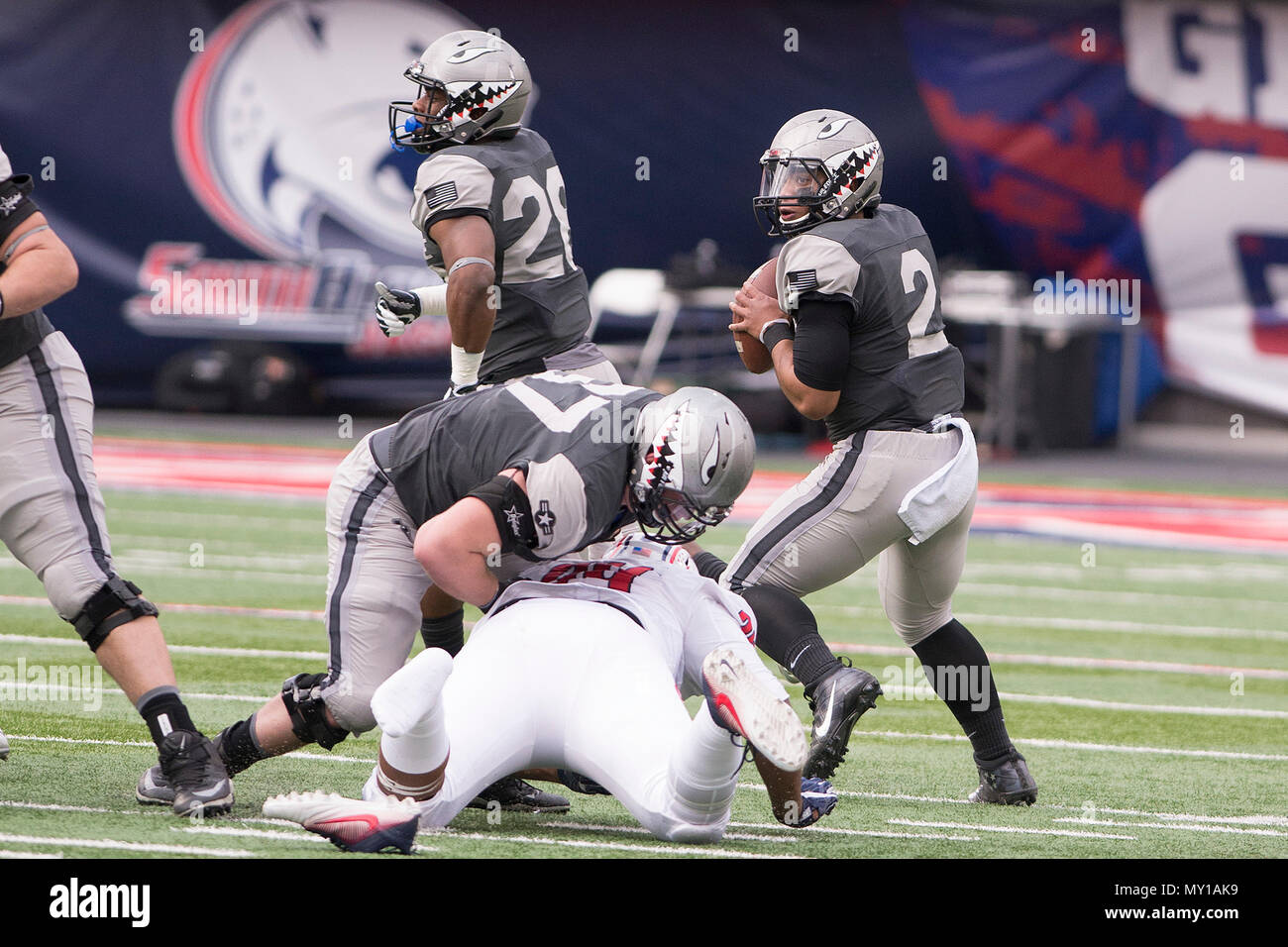 Del Sophomore quarterback Worthman Adrion, con l aiuto di Dylan per guardafili Vail, senior, guarda downfield come NEGLI STATI UNITI Air Force Academy i falchi hanno incontrato il South Alabama giaguari nel 2016 NOVA Mutui casa Arizona ciotola in Tucson, Arizona, Dic 30, 2016. Worthman le 207 passando cantieri hanno aiutato i falchi superare un fiacco inizio per battere South Alabama 45-21. (U.S. Air Force photo/ Bill Evans) (rilasciato) Foto Stock