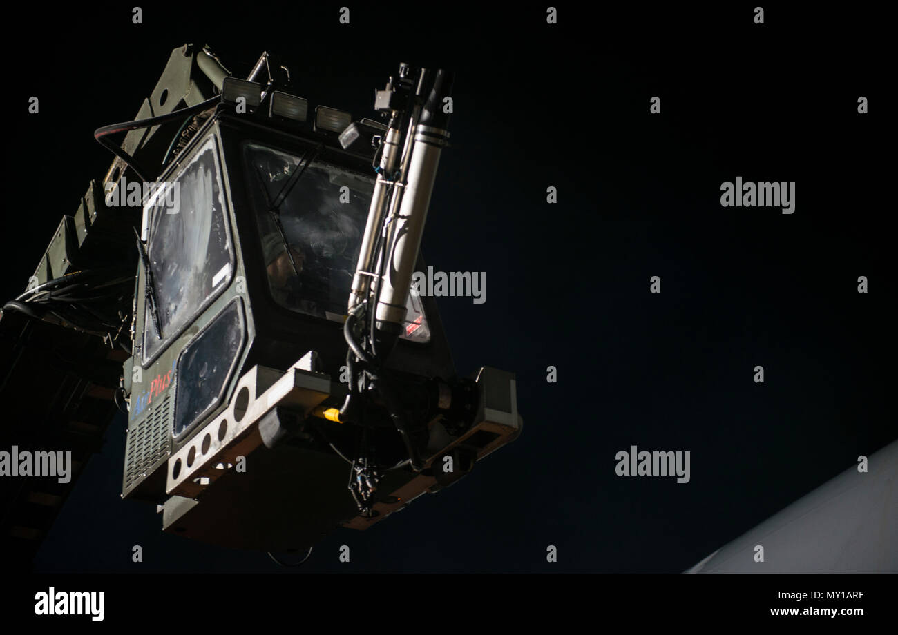 Stati Uniti Air Force Reserve Senior Airman Brian Moolekamp, 945th Manutenzione aeromobili squadrone elettrici sistemi ambientali, si prepara a spruzzo glicole di propilene su un C-17 Globemaster III a Ramstein Air Base, Germania, Dicembre 9, 2016. La nebulizzazione viene utilizzato per dispositivo aeromobile prima di decollare. Aviatori di riserva più manutenzione aeromobili squadroni sono su un dazio provvisorio assegnazione a Ramstein al treno con la 721st AMXS. (U.S. Air Force foto di Senior Airman Tryphena Mayhugh) Foto Stock