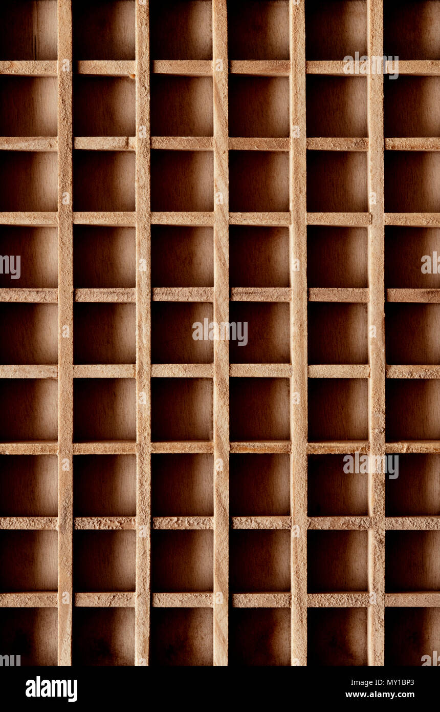 Scatola di legno con molti vani vuoti Foto Stock