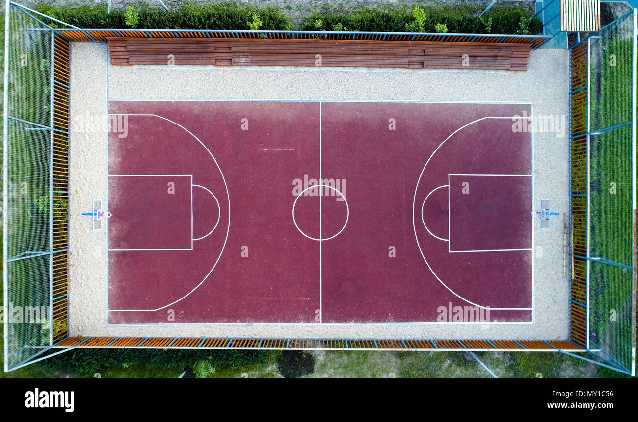 Vista dall'alto di un campo di pallacanestro senza persone. La fotografia aerea. Foto Stock