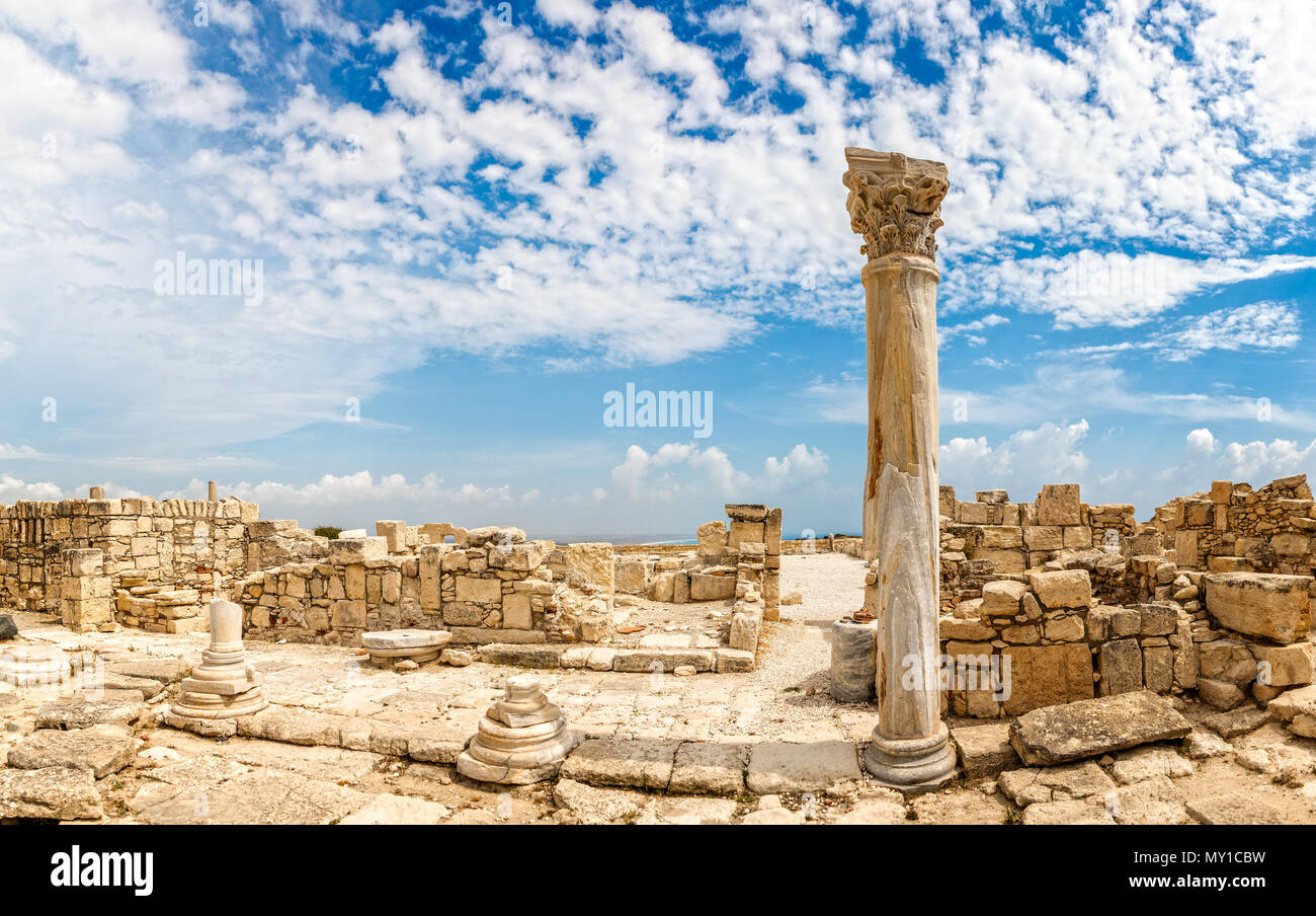 Colonne e rovine di antiche Kourion con nuvole e cielo blu, Episcopi, Cipro Foto Stock