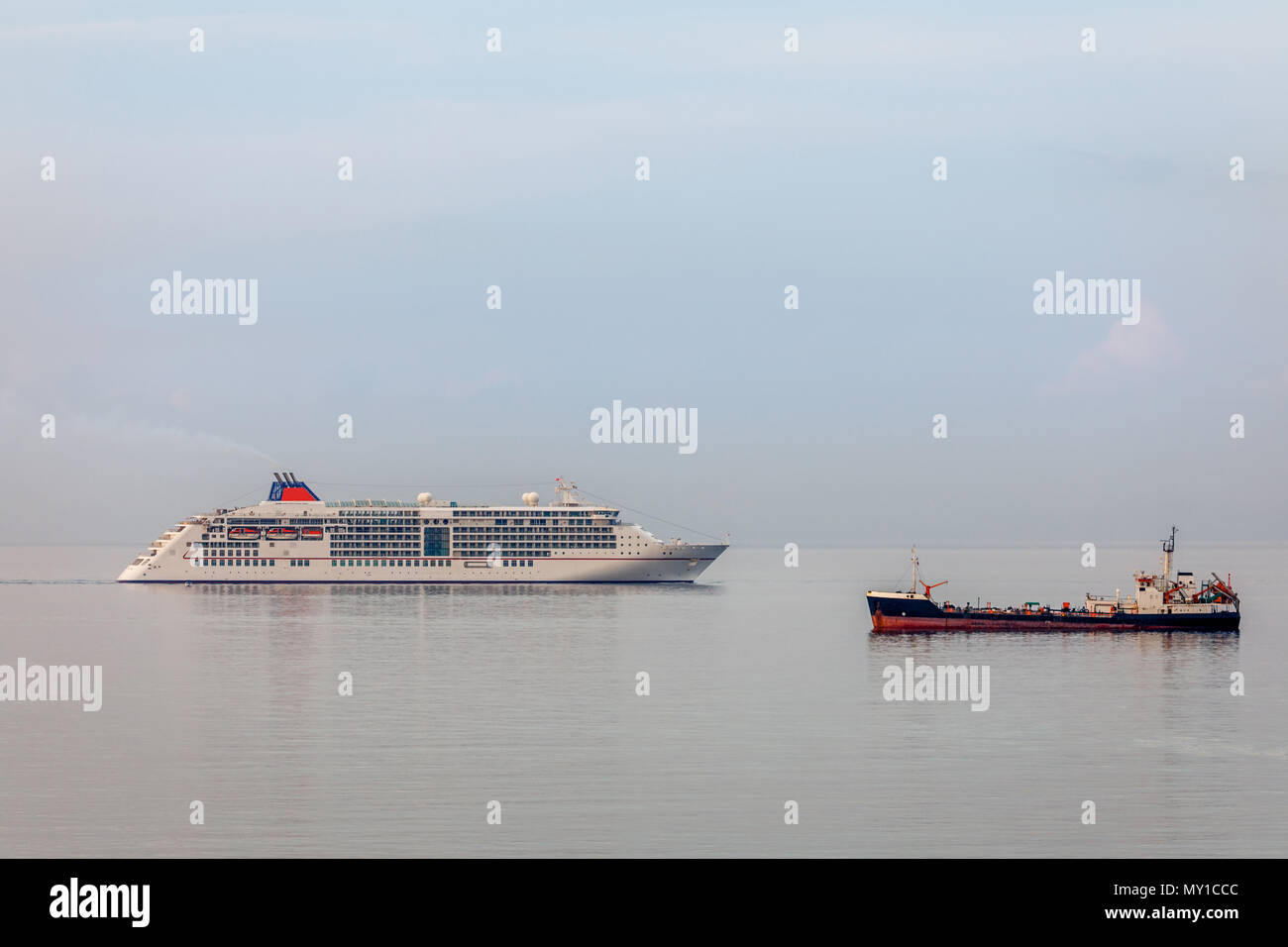 Crociera e la nave da carico sulla superficie del mare nella baia di Limassol, Cipro Foto Stock