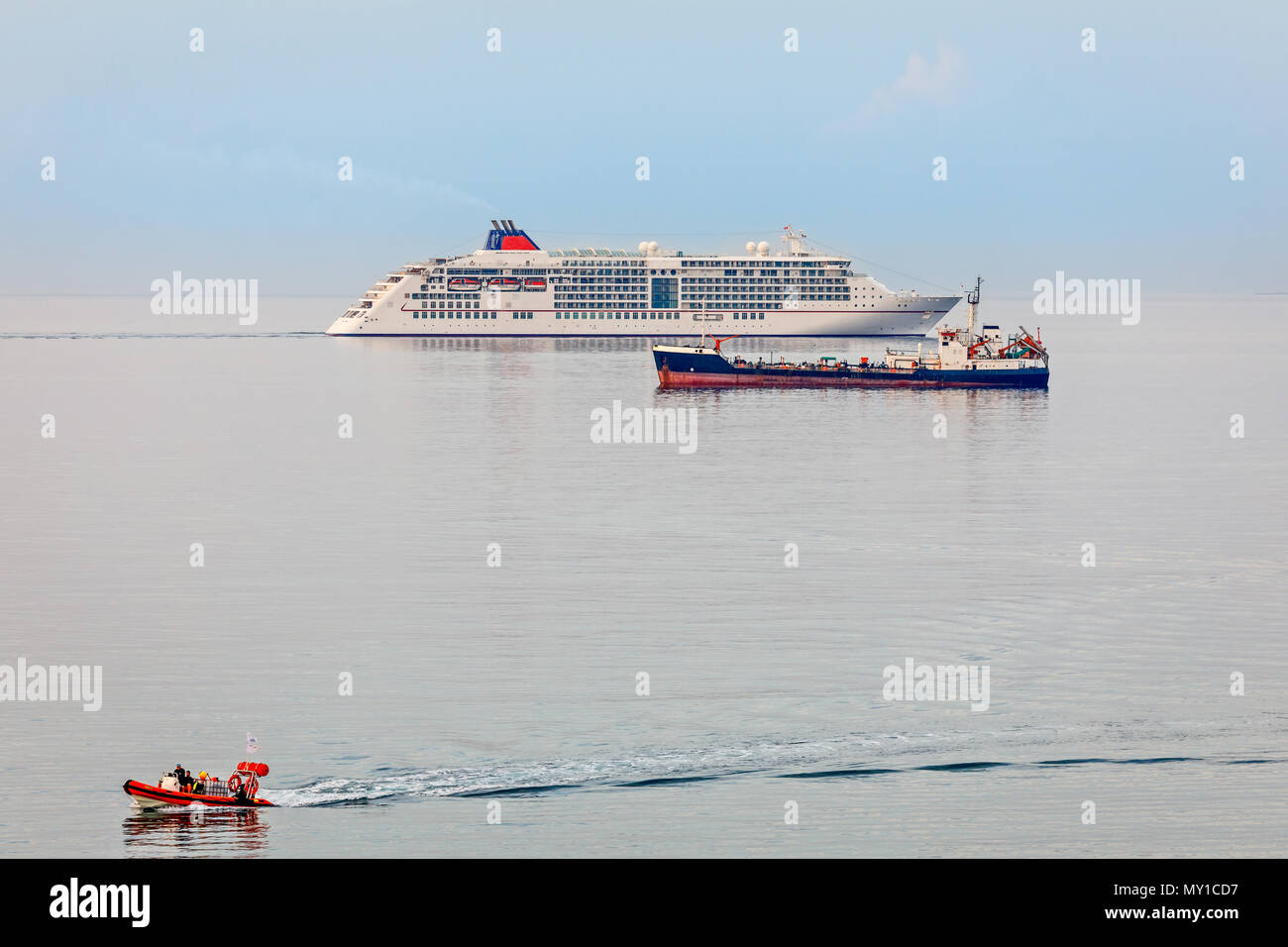 Il passeggero crociera, nave cargo e la piccola barca di fronte, sulla superficie del mare nella baia di Limassol, Cyprusg Foto Stock
