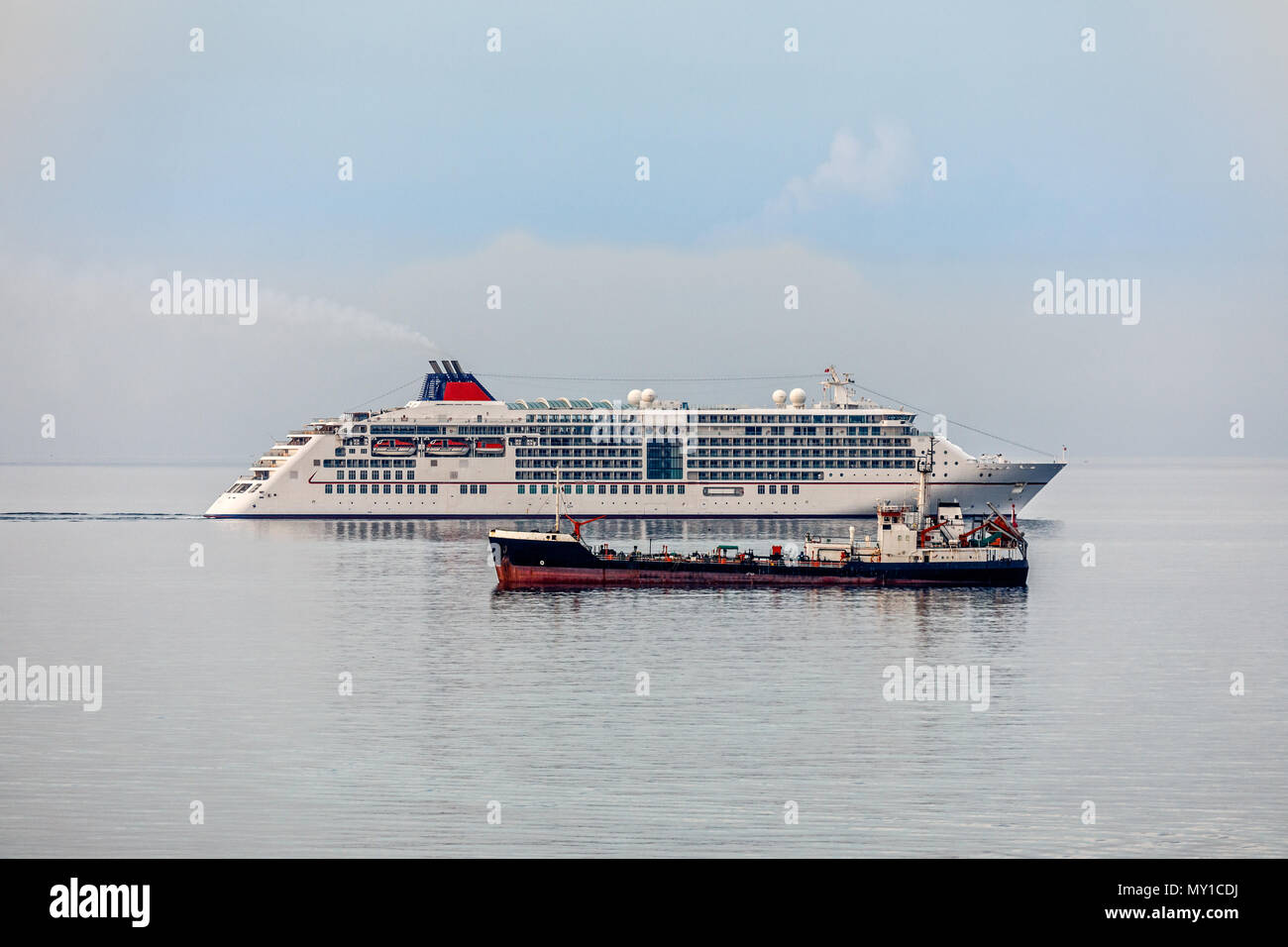 Crociera e la nave da carico sulla superficie del mare nella baia di Limassol, Cipro Foto Stock