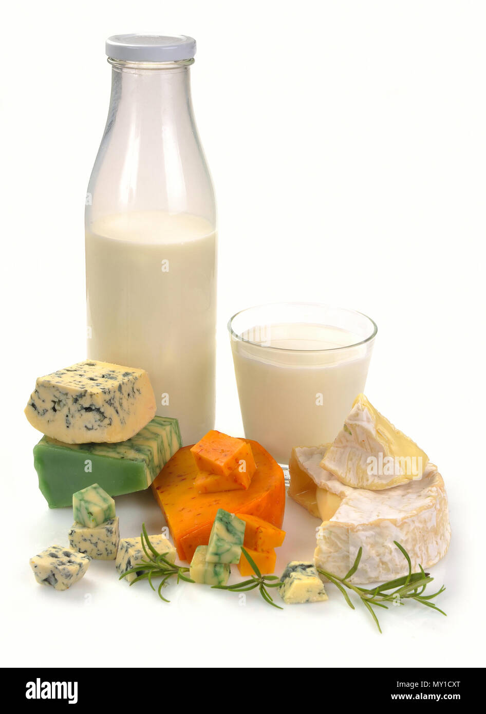 Il latte e il formaggio su sfondo bianco Foto Stock