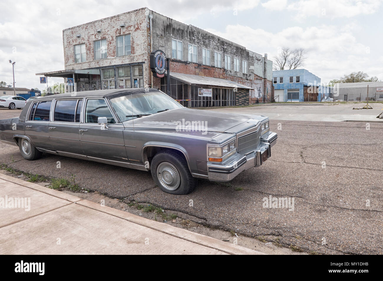 Vecchia auto di fronte Morgan Freeman's Ground Zero Blues Club in Clarksdale, luogo di nascita del blues, Mississippi, STATI UNITI D'AMERICA Foto Stock