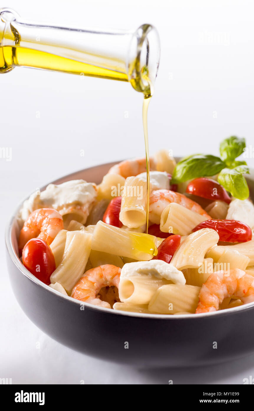 Maccheroni con pomodorini, gamberi e burrata Foto Stock