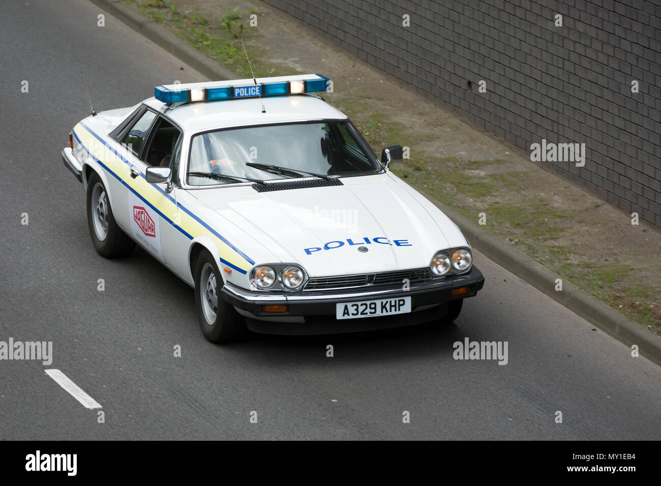 3.6 Jaguar XJ-S ex auto della polizia in una performance di vetture del patrimonio di velocità sul giro di dimostrazione su Coventry Ring Road. Foto Stock