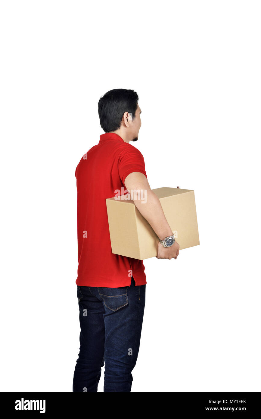 Giovani asiatici courier uomo che porta la scatola ferma isolate su sfondo bianco Foto Stock