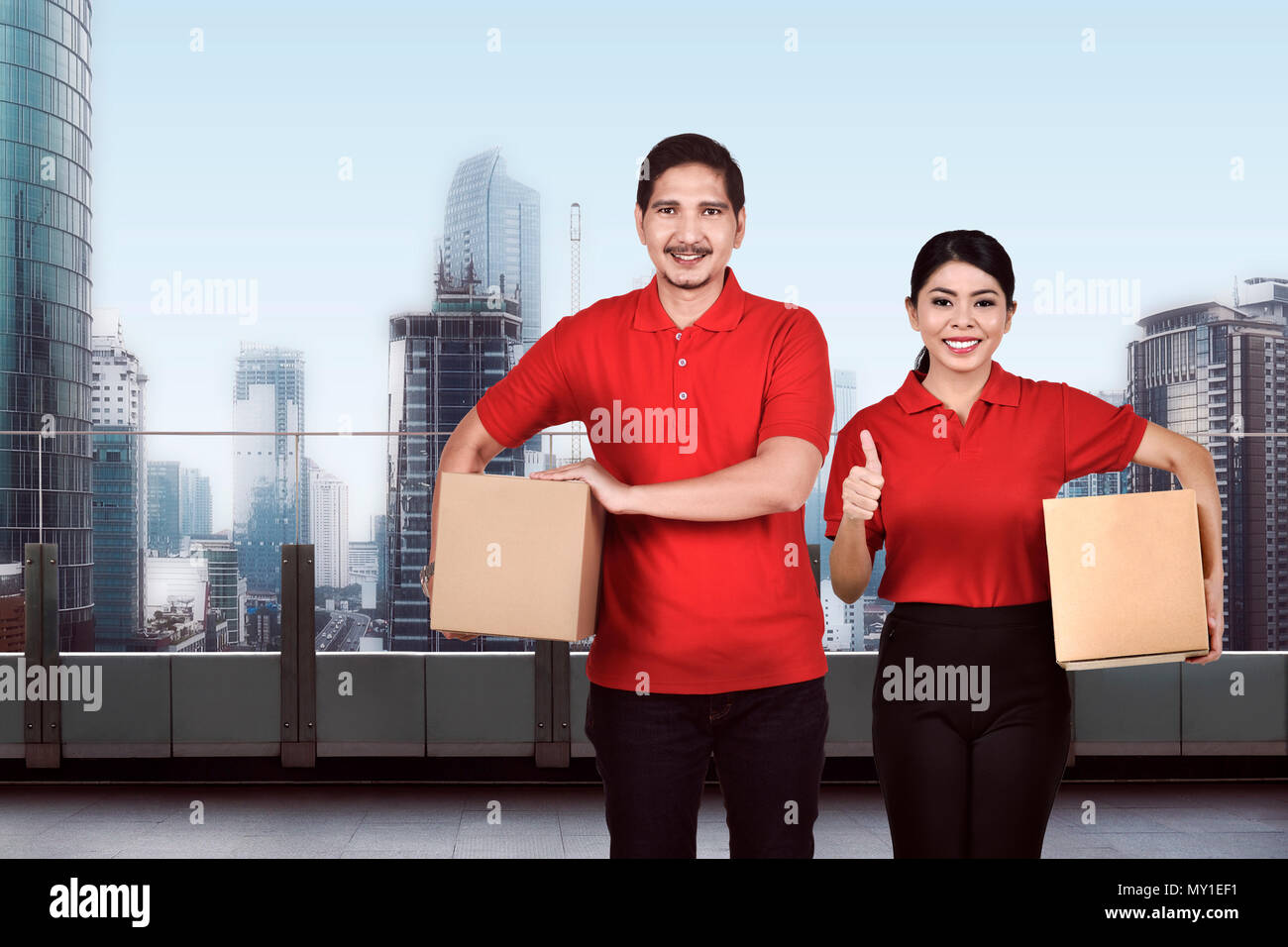 Giovani asiatici team di fornitura del servizio di offrire il pacchetto sulla costruzione Foto Stock