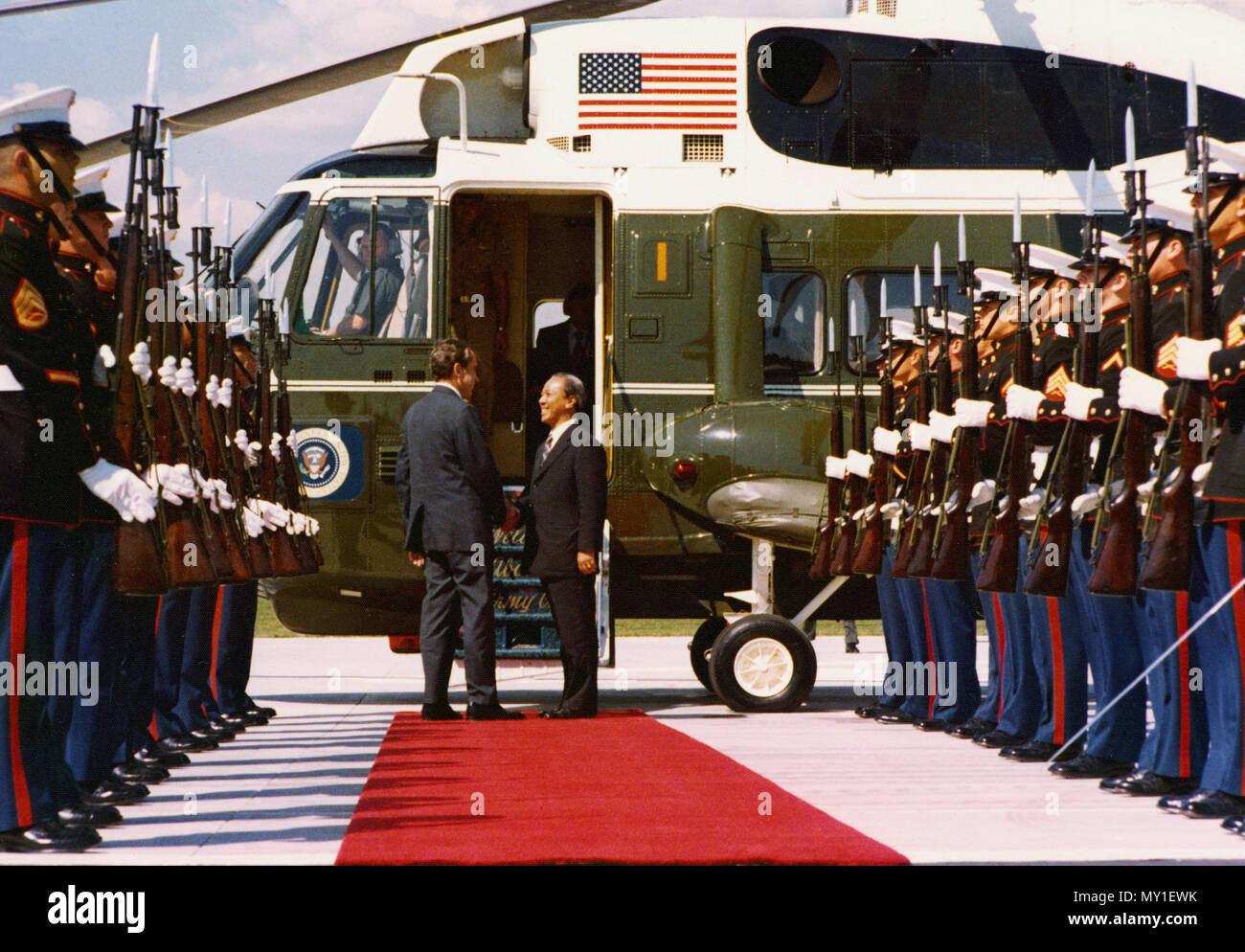 Vietnam del Sud il presidente Nguyen Van Thieu si diparte a El Toro Marine Corps Air Station, CA dopo la sua visita al Western White House, La Casa pacifica, a San Clemente. Foto Stock